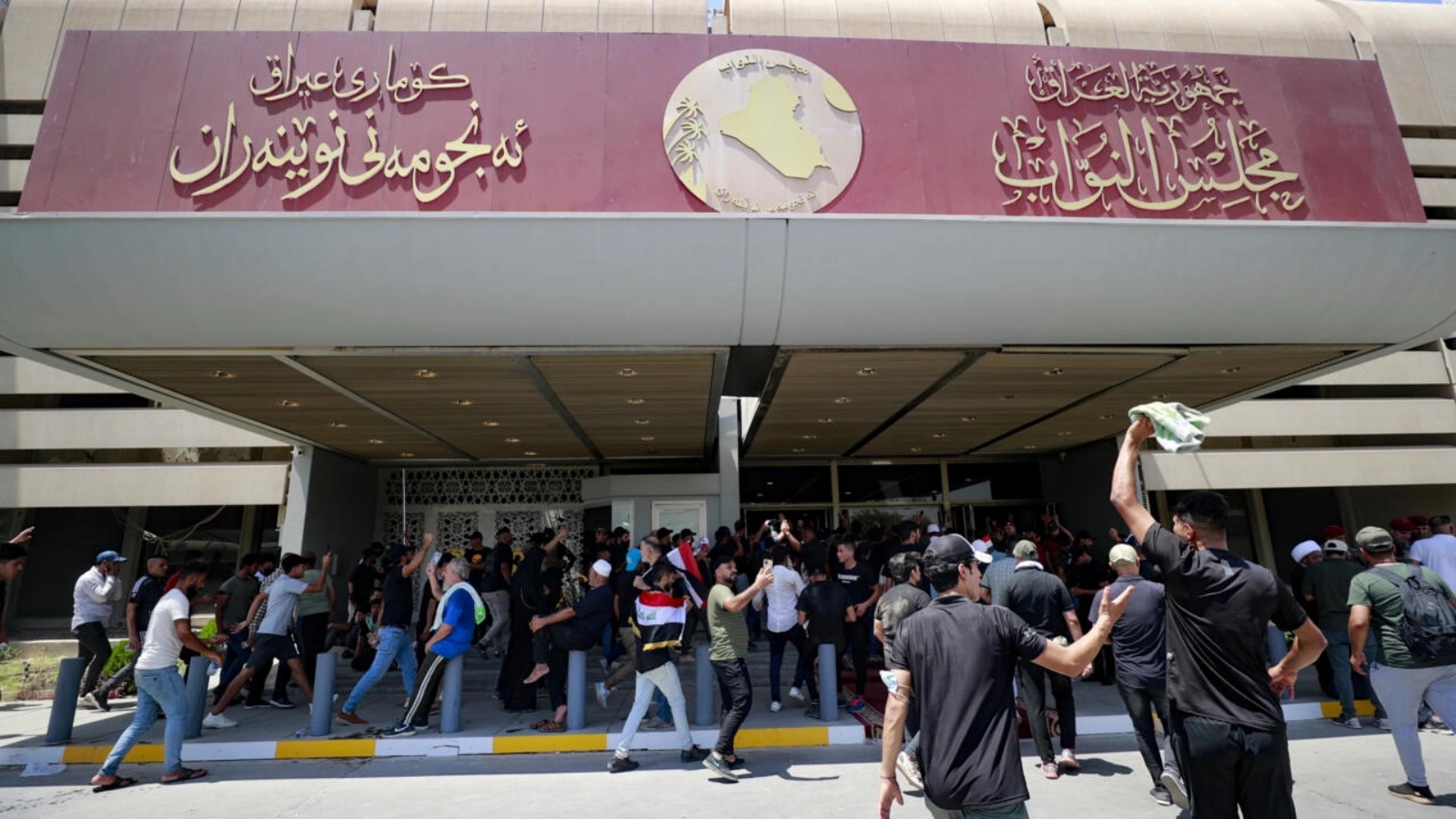 متظاهرون يدخلون مبنى البرلمان العراقي في المنطقة الخضراء في بغداد في 30 يوليو 2022 
