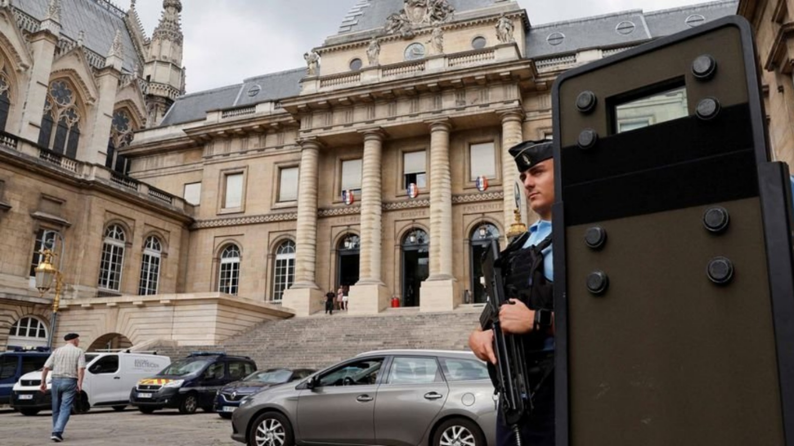 شرطي فرنسي يقف في حراسة محكمة الجنايات في باريس، 26 أغسطس 2022