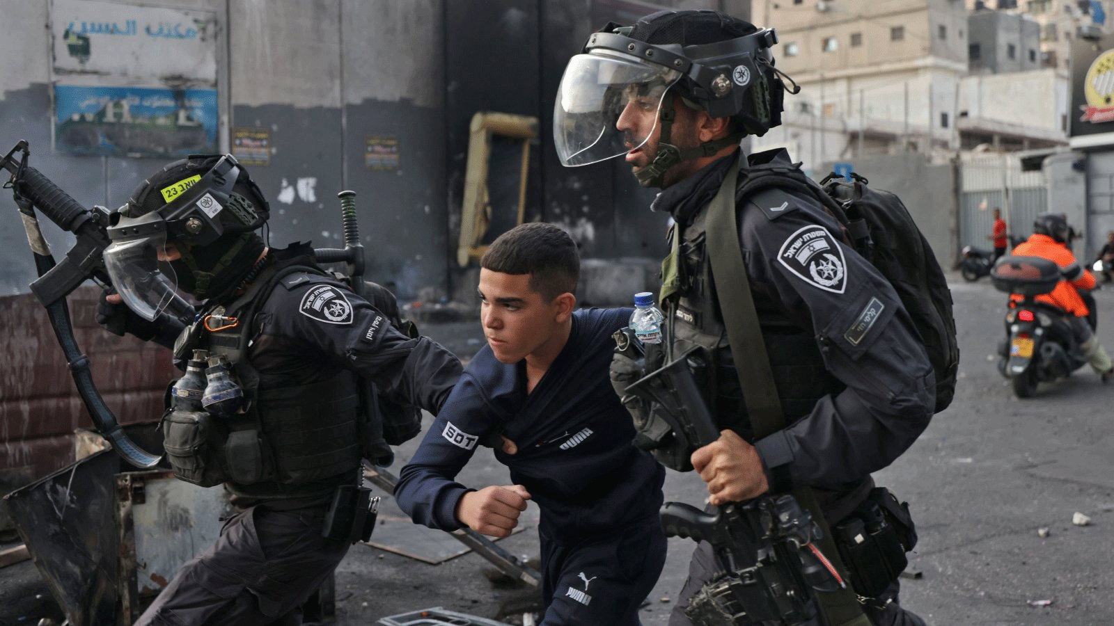 قوات الأمن الإسرائيلية تعتقل شاباً فلسطينياً متظاهراً خلال مواجهات في مخيم شعفاط للاجئين. القدس، اسرائيل. 12 تشرين الأول\اكتوبر 2022 