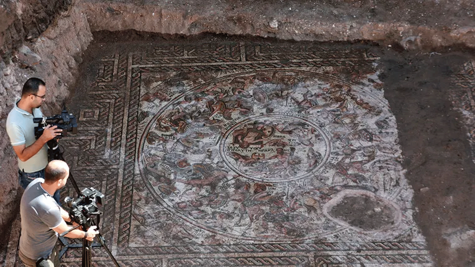 صورة التُقِطَت في 12 أكتوبر / تشرين الأول 2022، لأرضية فسيفساء تعود إلى العصر الروماني يجري التنقيب عنها في مدينة الرستن بمحافظة حمص غرب وسط سوريا.(المديرية العامة للآثار)