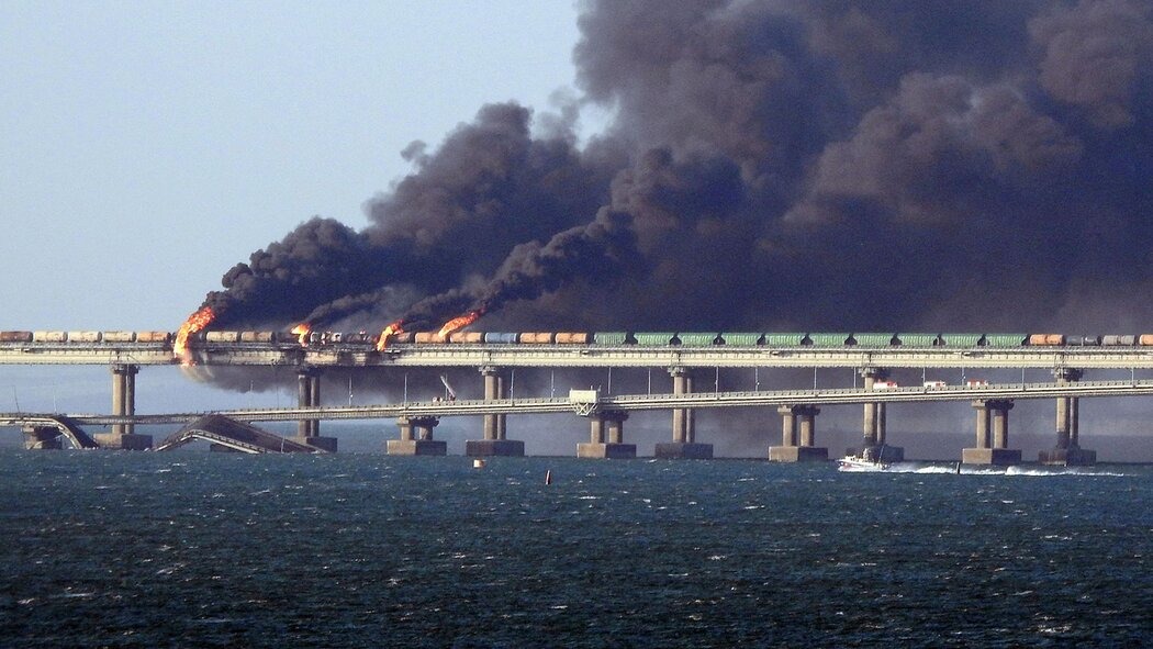 الدخان متصاعد من جسر القرم بعد تفجيره السبت 8 أكتوبر 2022