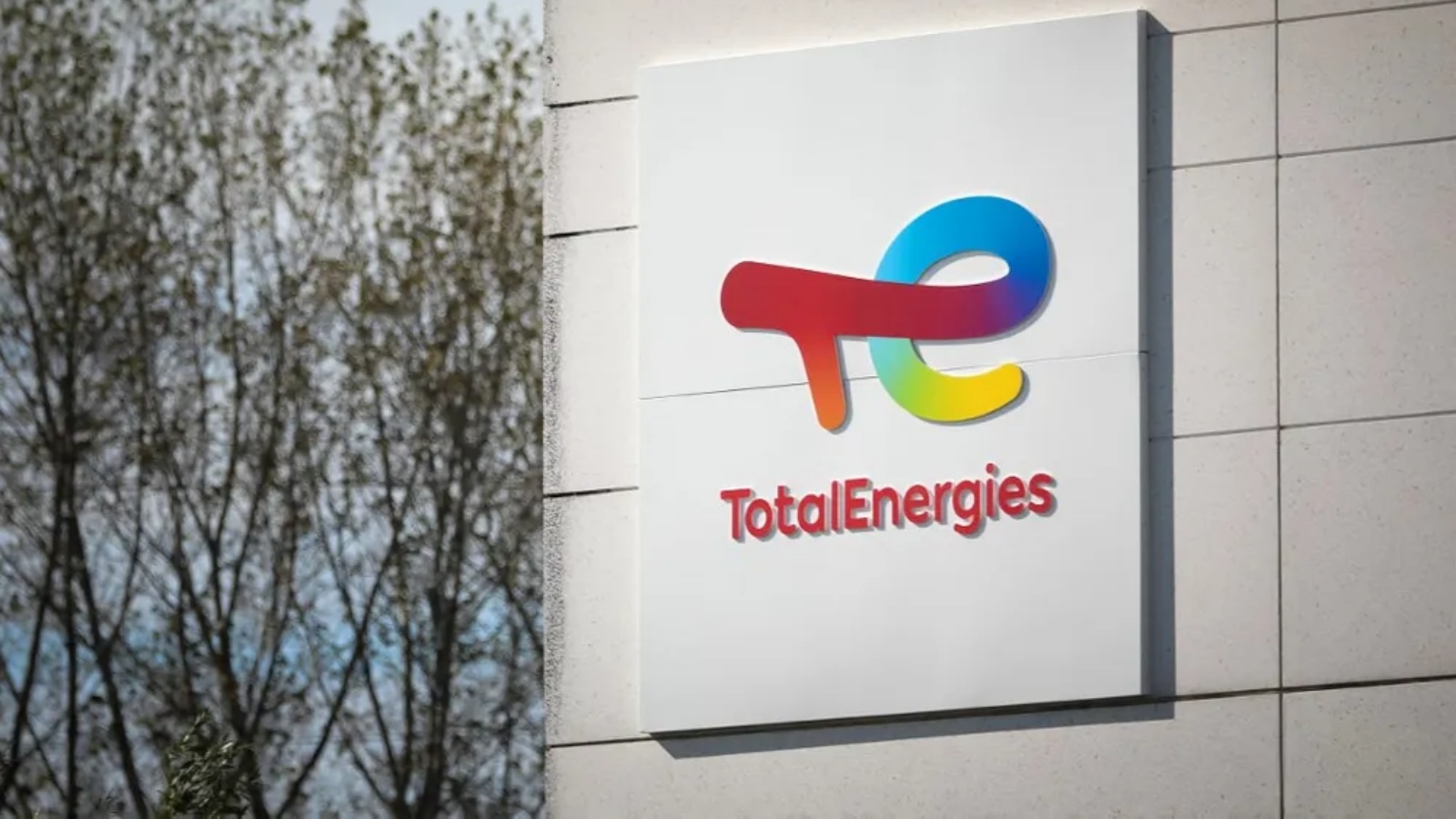 صورة شعار TotalEnergies في موقع مصفاة توتال إينرجي، في Gonfreville-l'Orcher، بالقرب من لوهافر، شمال غرب فرنسا، في 5 أكتوبر 2022