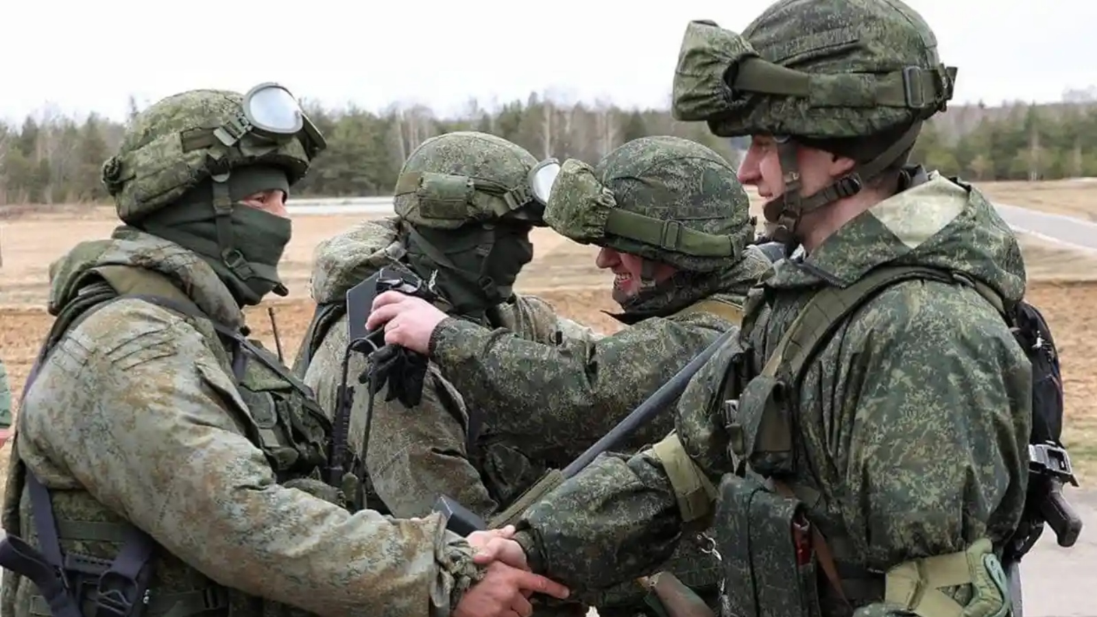 جنود روس وبيلاروس يتصافحون خلال تدريبات مشتركة في ميدان رماية بالقرب من بريست، بيلاروسيا