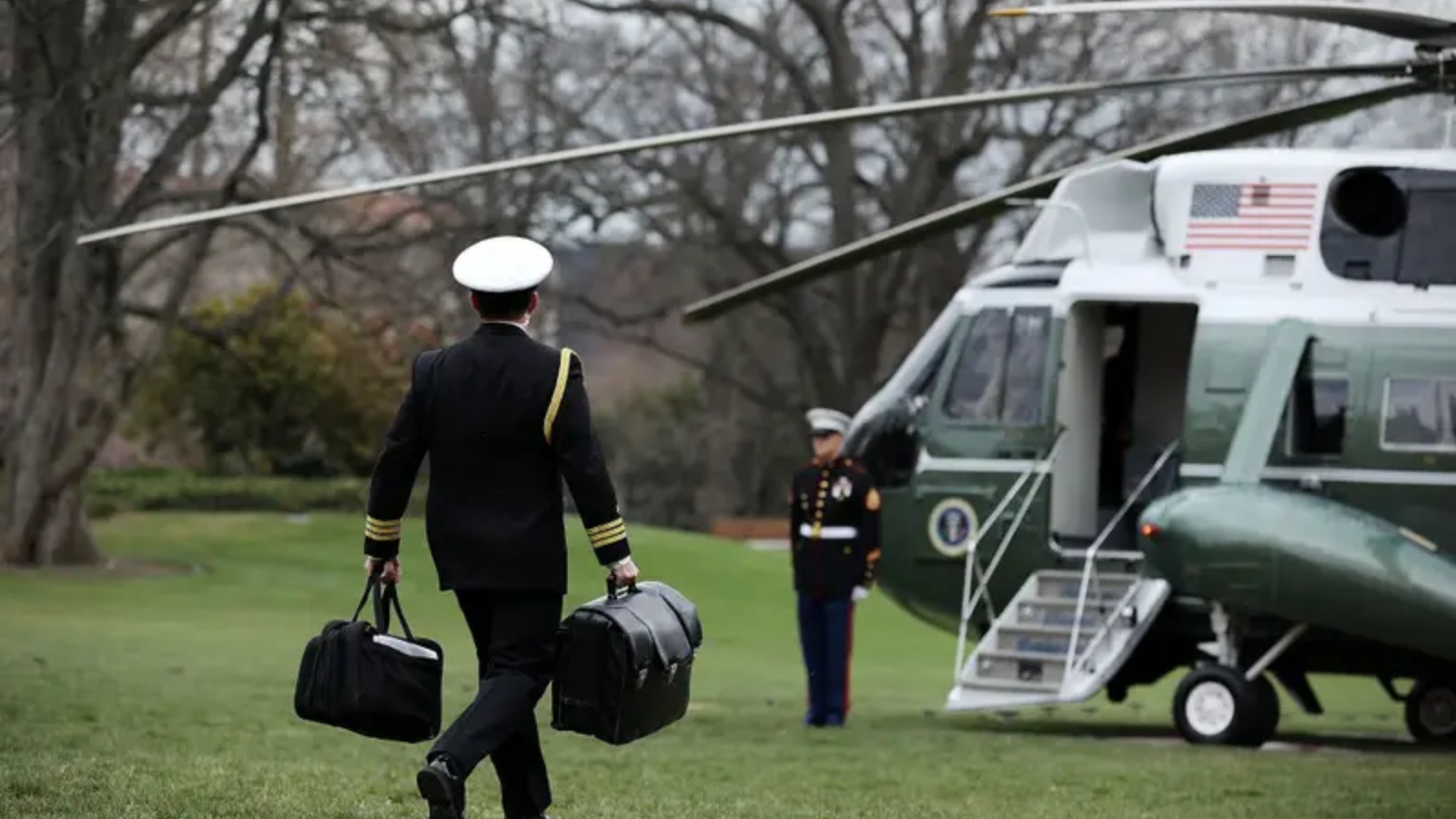 مساعد عسكري للبيت الأبيض يحمل "كرة القدم" النووية وهو يغادر البيت الأبيض