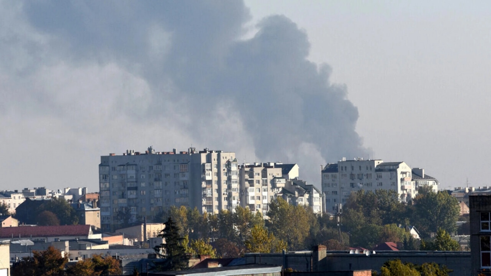 دخان يتصاعد فوق المباني في مدينة لفيف غرب أوكرانيا بعد الضربة الصاروخية الروسية في 10 أكتوبر 2022