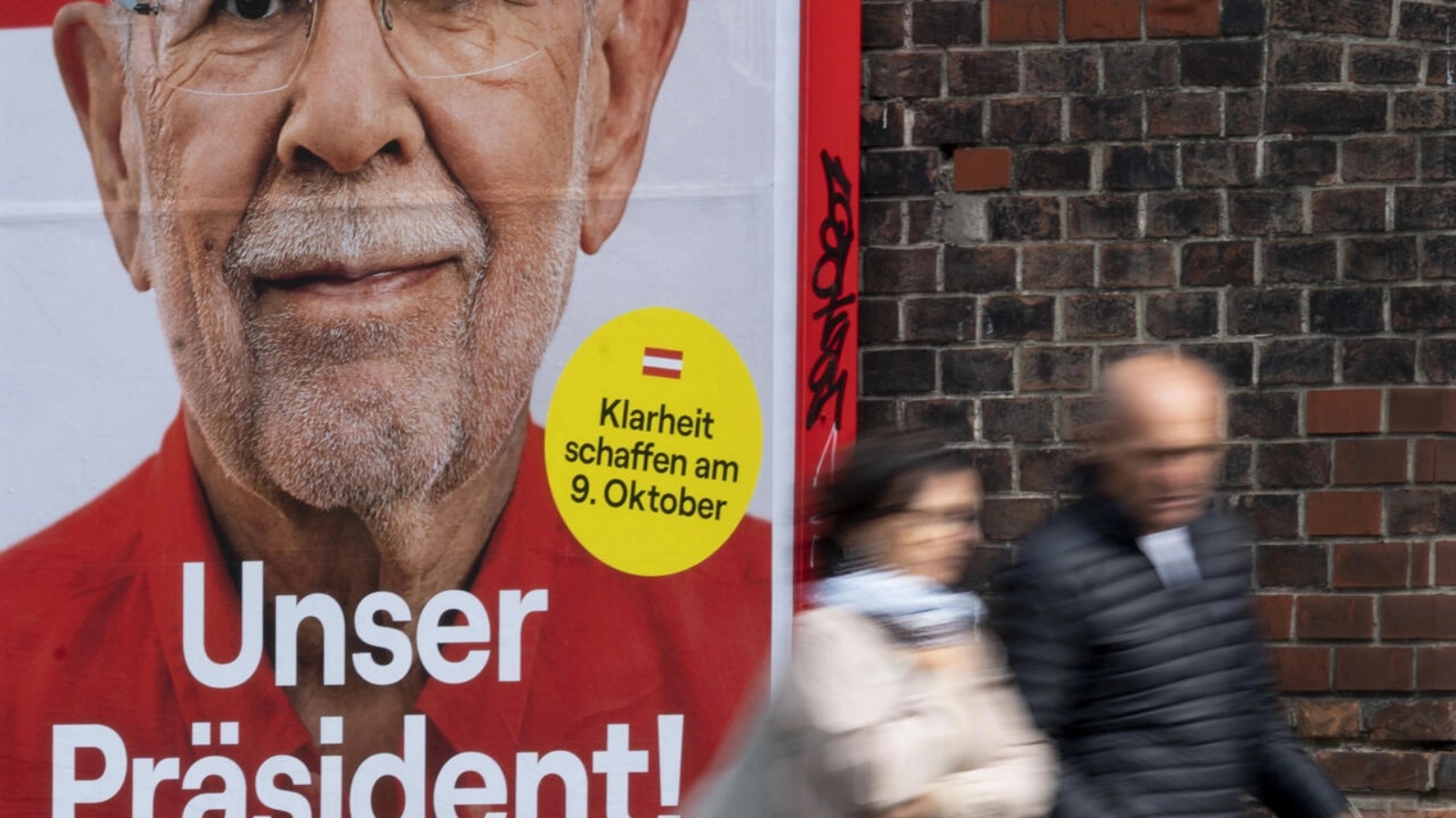 يُظهر ملصق انتخابي في مدينة سينا ​​رئيس النمسا ألكسندر فان دير بيلين، الذي من المتوقع أن يفوز بفترة ولاية ثانية في منصبه