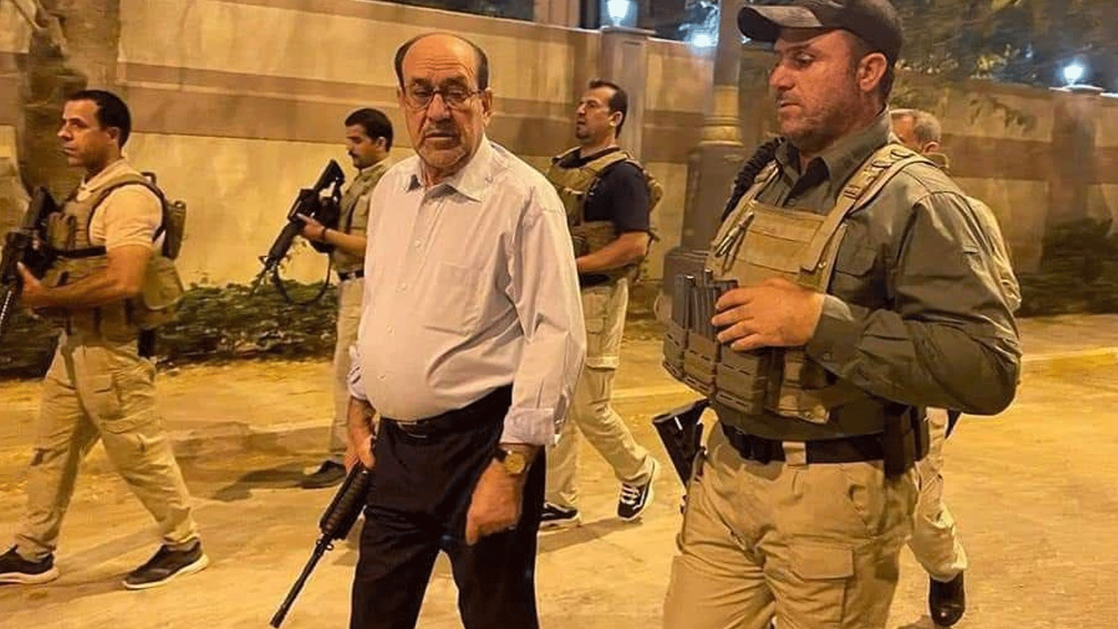 المالكي حاملاً سلاحه الشخصي ومحاطاً بثلة من الحراس الشخصيين المسلحين في المنطقة الخضراء وسط بغداد، اثر اقتحامها من انصار التيار الصدري. 27 تموز\يوليو 2022 (تويتر)