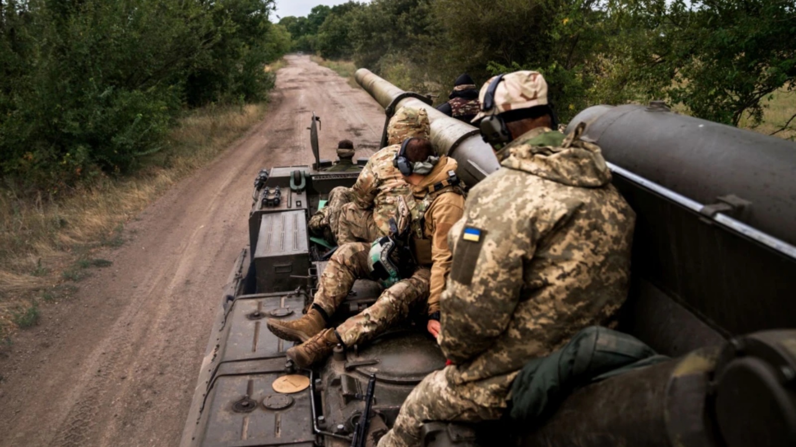 رجال المدفعية الأوكرانية يجلسون على مدفع ذاتي الدفع بالقرب من خط المواجهة في منطقة خيرسون