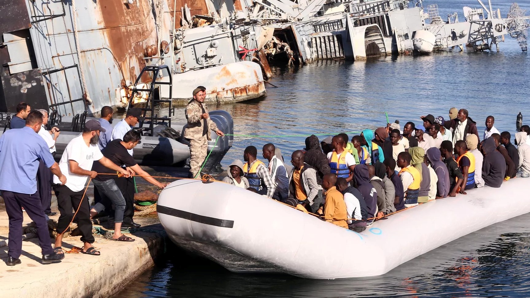 صورة من الأرشيف لقارب يحمل مهاجرين أمام الساحل الليبي