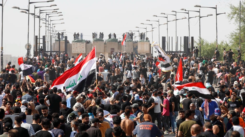 متظاهرون ضد الحكومة في العراق في ساحة التحرير في بغداد في 1 أكتوبر 2022
