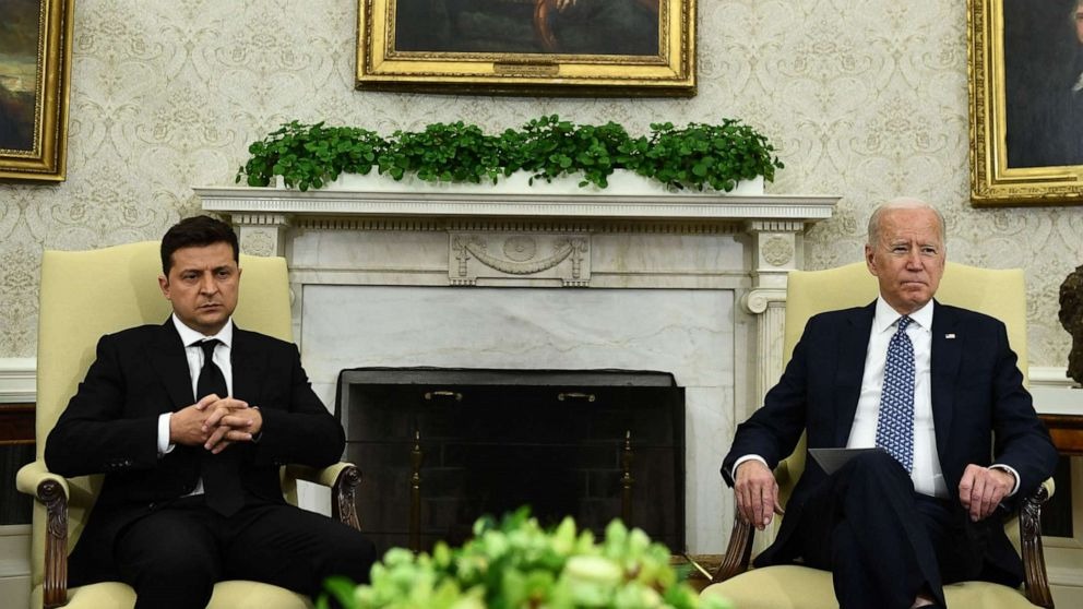 الرئيسان الأميركي جو بيدن والأوكراني فولوديمير زيلينسكي