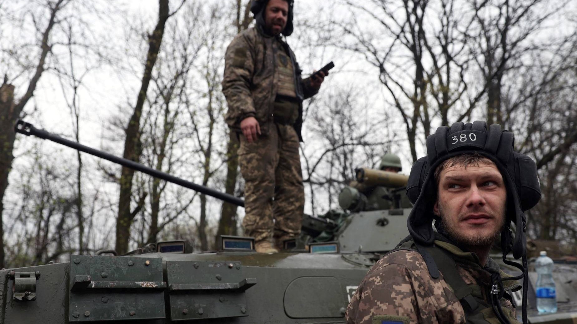 جنود أوكرانيون يقفون بجانب حاملة جندهم المدرعة ، ليس بعيدًا عن خط المواجهة مع القوات الروسية، في منطقة إيزيوم، خاركيف