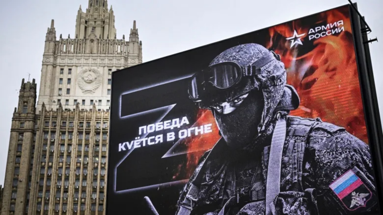 صورة لجندي في وسط موسكو يوم الخميس 13 أكتوبر على لوحة اعلانية