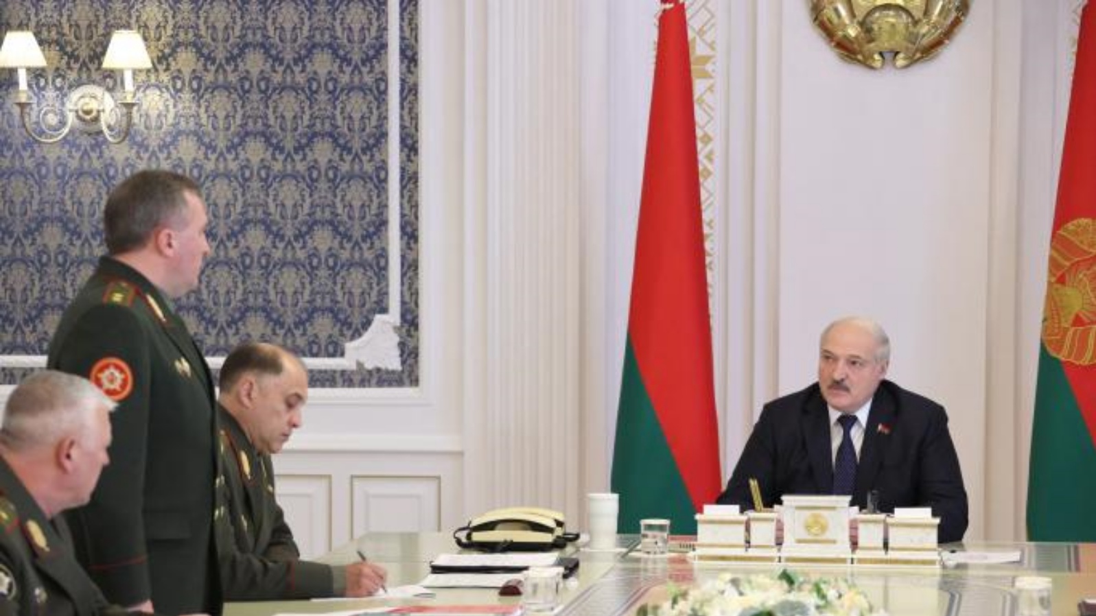 الرئيس البيلاروسي لوكاشينكو يلتقي مسؤولين عسكريين في مينسك، 10 أكتوبر 2022 