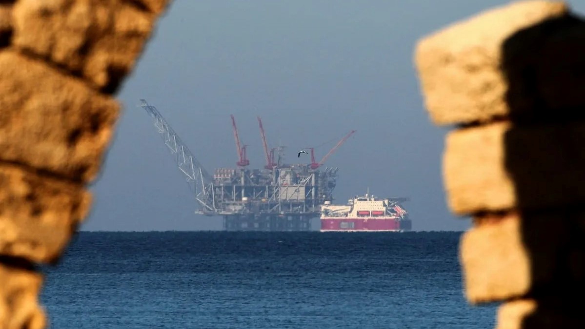 منظر لمنصة حقل ليفياثان للغاز الطبيعي في البحر الأبيض المتوسط في صورة من مدينة قيسارية الساحلية الشمالية الإسرائيلية في 19 ديسمبر 2019