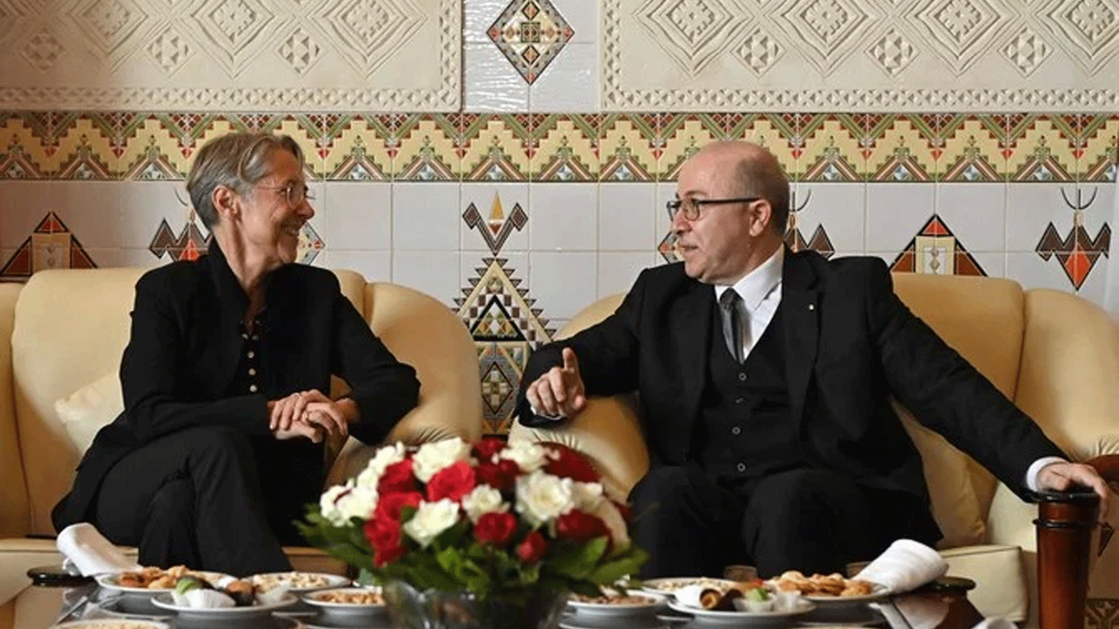 رئيسة الوزراء الفرنسية إليزابيث بورن مع نظيرها الجزائري أمين بن عبد الرحمن، في 9 أكتوبر 2022 في الجزائر العاصمة