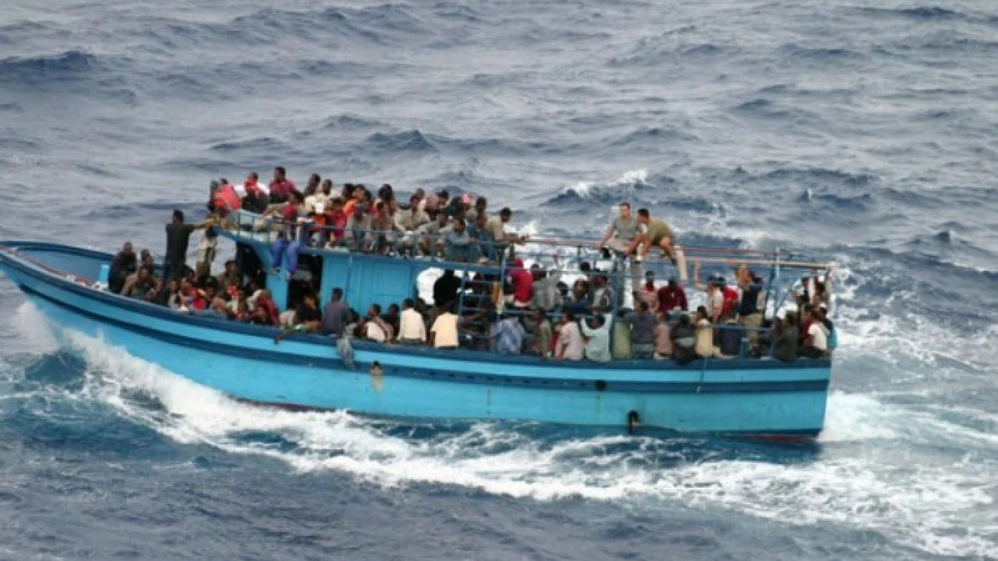 قارب يحمل مهاجرين قبالة السواحل التونسية