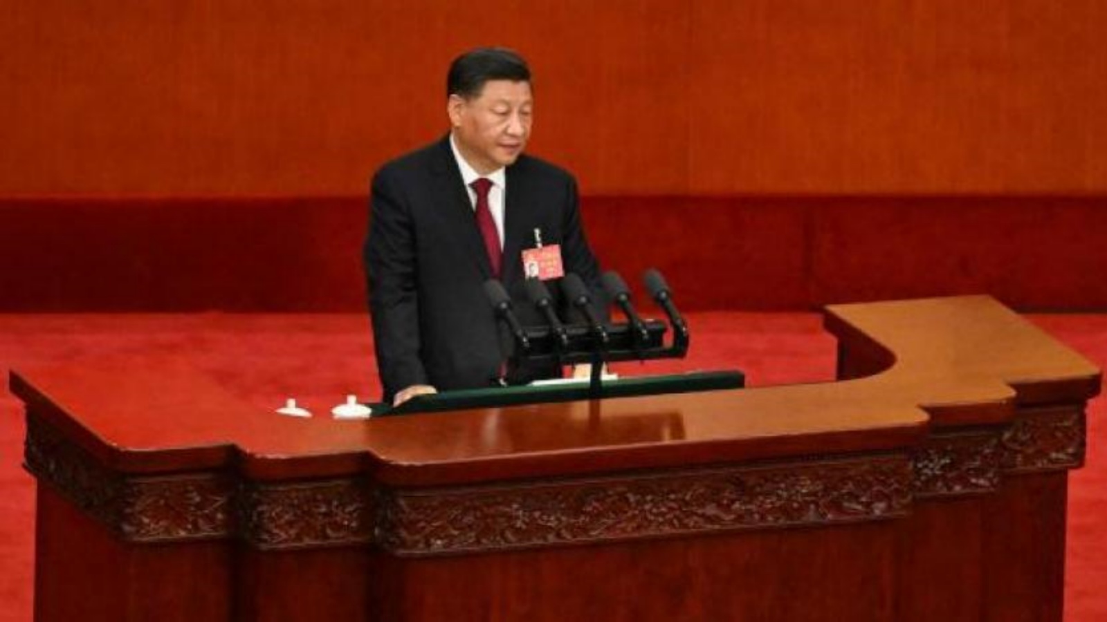 الرئيس الصيني يلقي كلمة خلال افتتاح المؤتمر الذي يتوقع أن يمنحه ولاية ثالثة على رأس السلطة