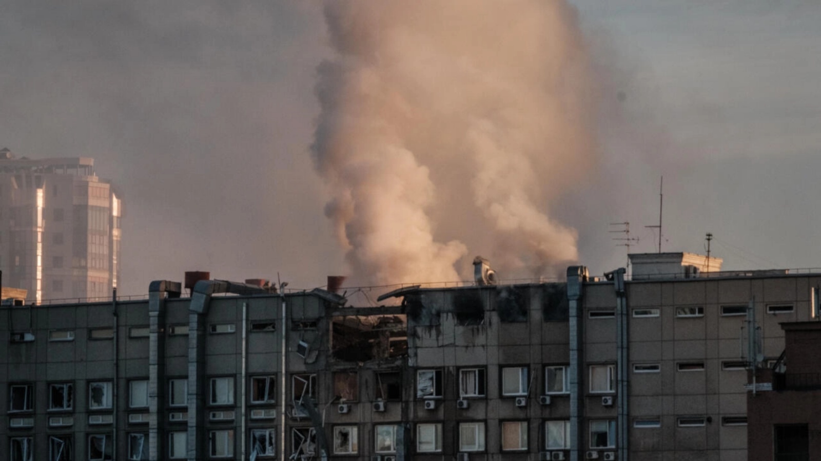 الدخان يتصاعد من مبنى دمّر جزئياً في كييف في 17 أكتوبر 2022 