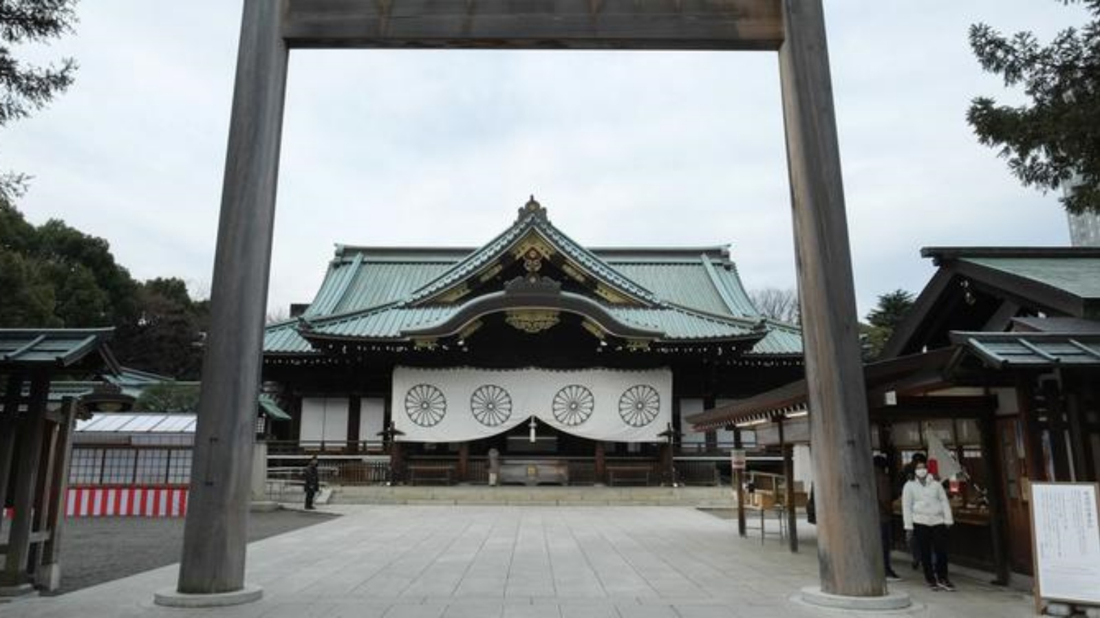 موقع ياسوكوني في طوكيو يخلد ذكرى 2,5 مليون جندي وشخص عملوا للجيش الياباني وقتلوا من أجل امبراطورية اليابان منذ بداية عصر ميجي (1869) حتى نهاية الحرب العالمية الثانية