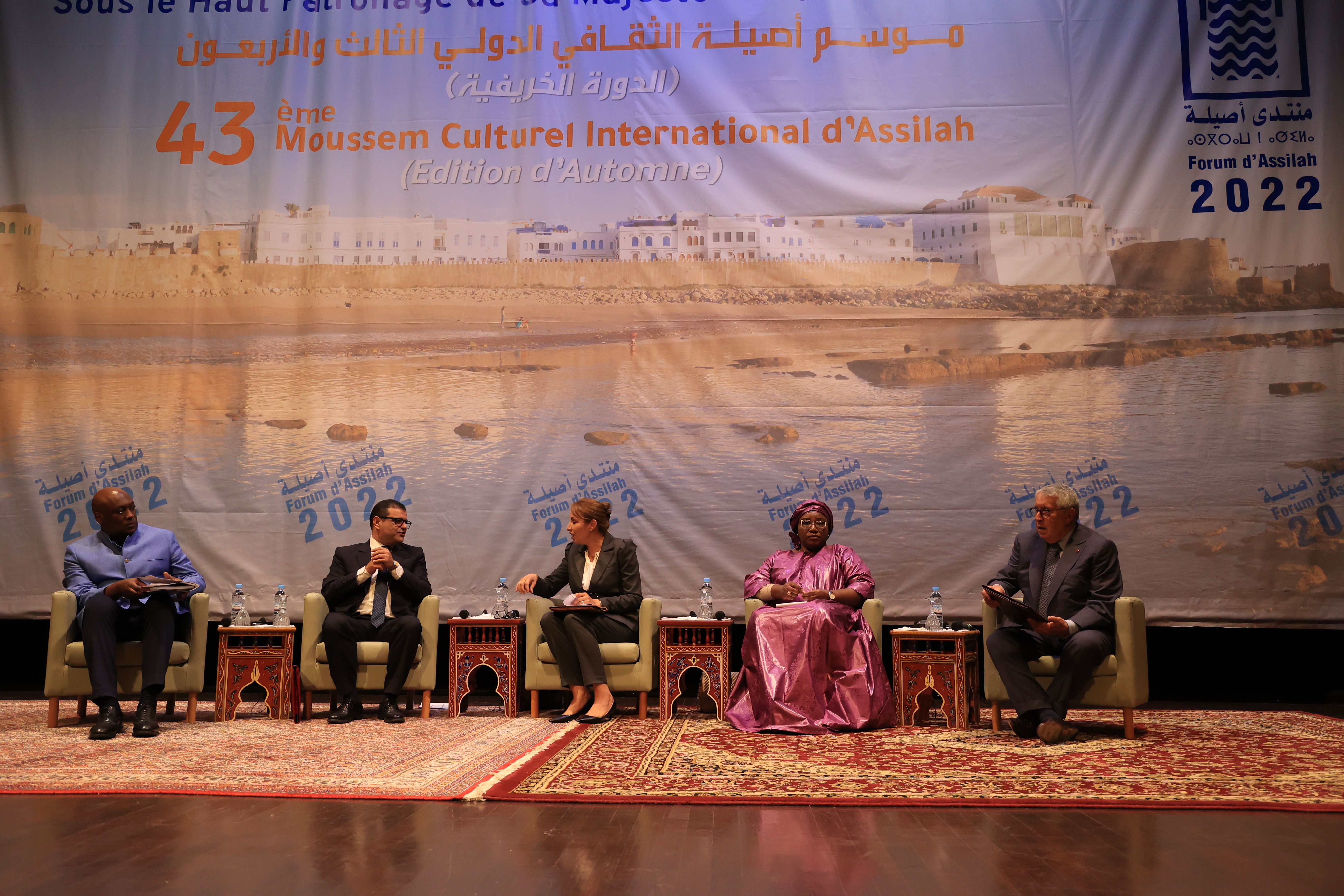 جانب من المشاركين في ندوة ’’منتدى أصيلة’’ الاولى مساء الاحد