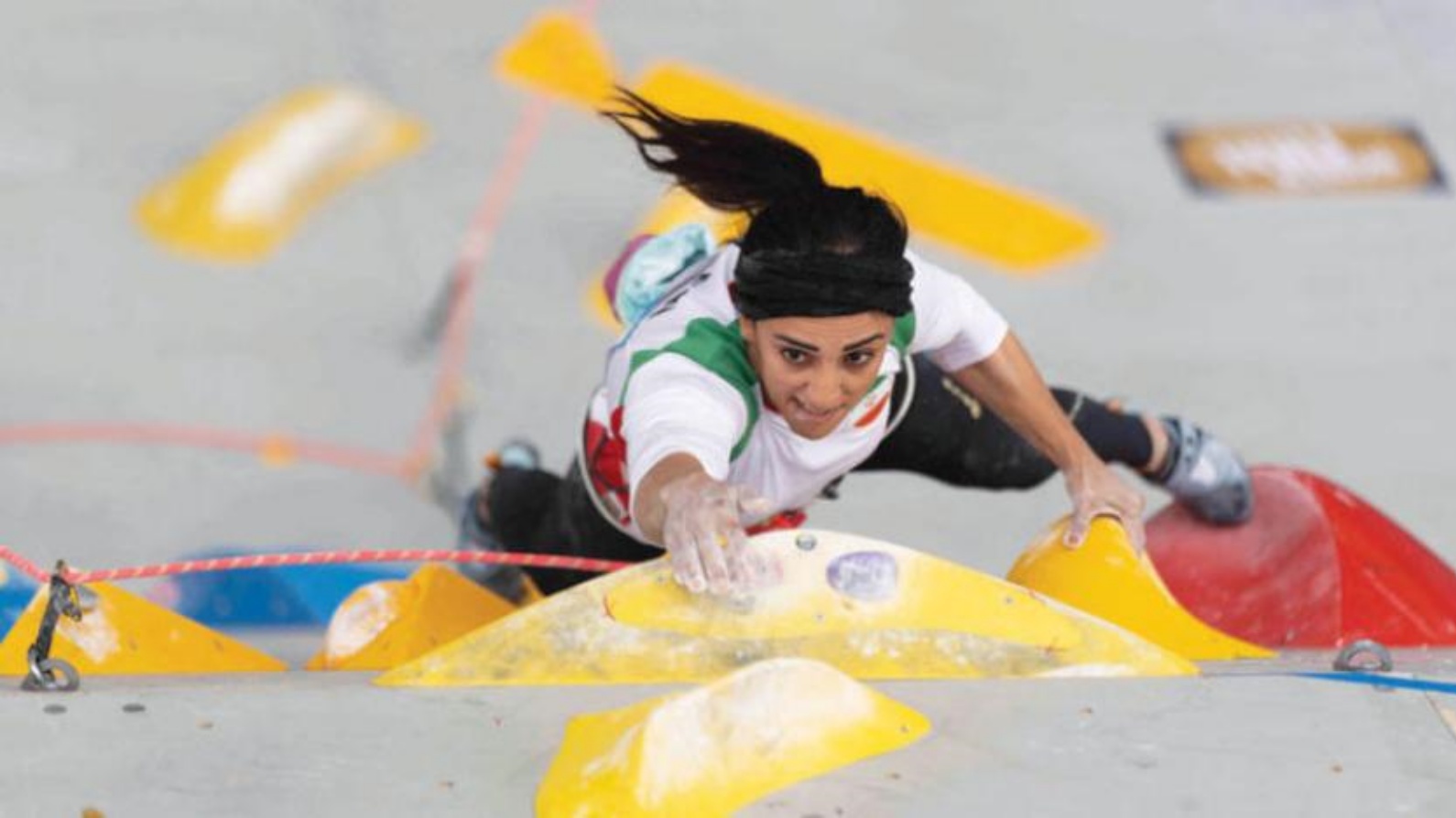 المتسلقة الإيرانية إلناز ركابي خلال مشاركتها بالبطولة في سيول الأحد الماضي