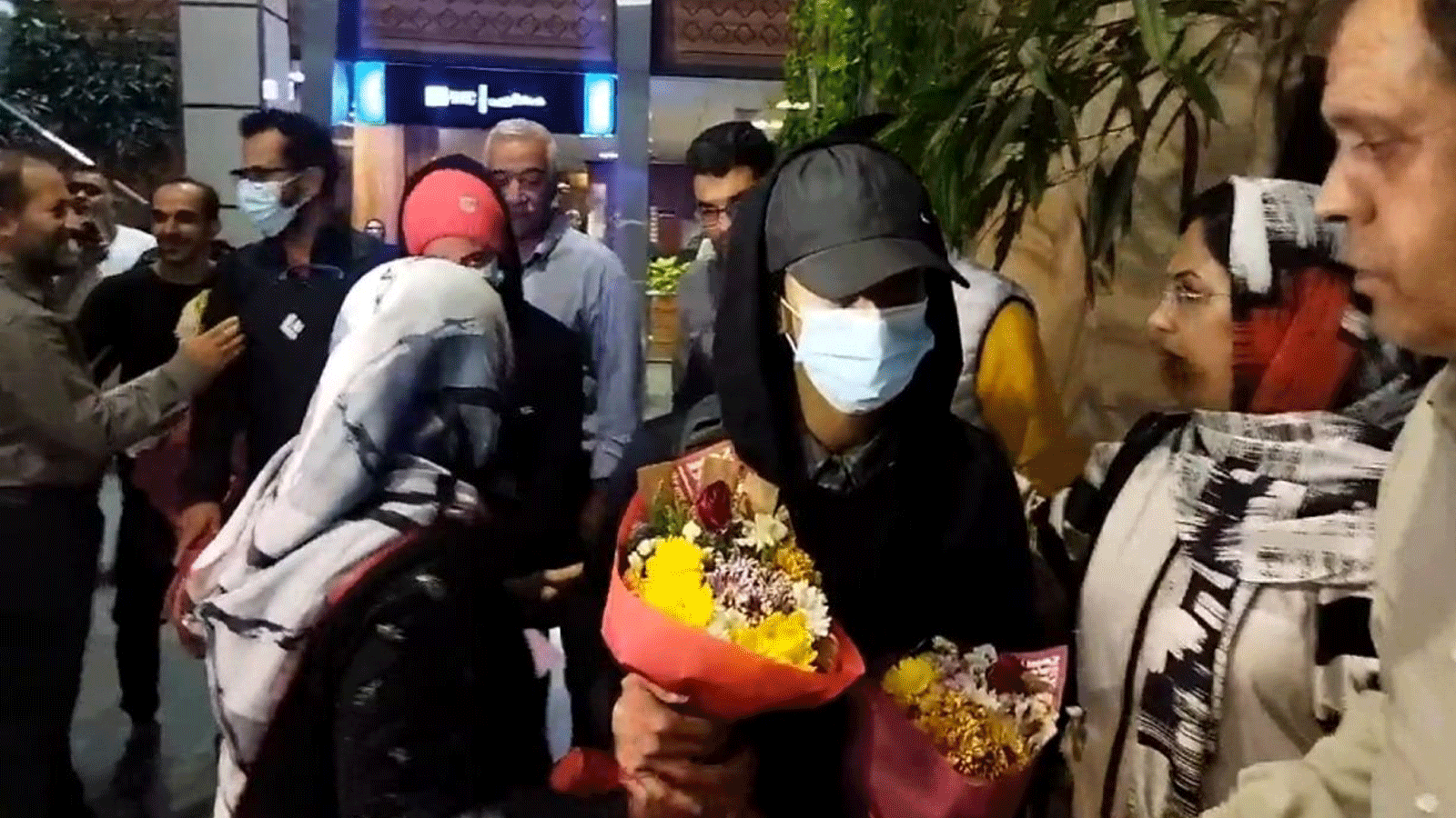  المتسلّقة الإيرانية إلناز ركابي تتلقى الورود لدى عودتها الى طهران