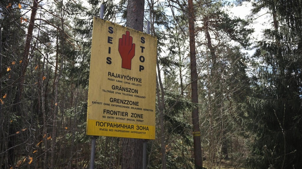 لافتة تشير إلى الحدد الروسية في غابة قريبة من إيماترا في جنوب شرق فنلندا في 13 مايو 2022