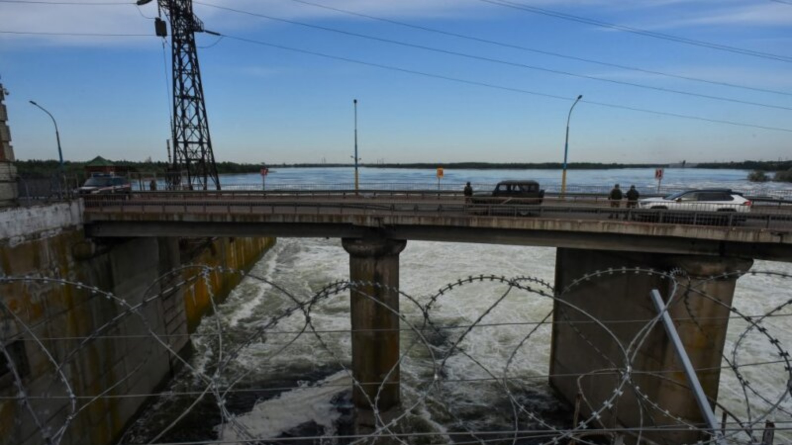 جسر في محطة كاخوفكا للطاقة الكهرومائية، خيرسون أوبلاست، وسط الغزو الروسي المستمر لأوكرانيا
