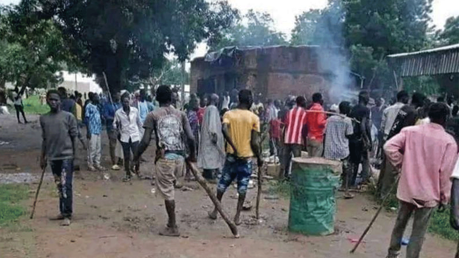 سودانيون يجتمعون وسط تجدد الاشتباكات العرقية في الروصيرص بولاية النيل الأزرق جنوب السودان