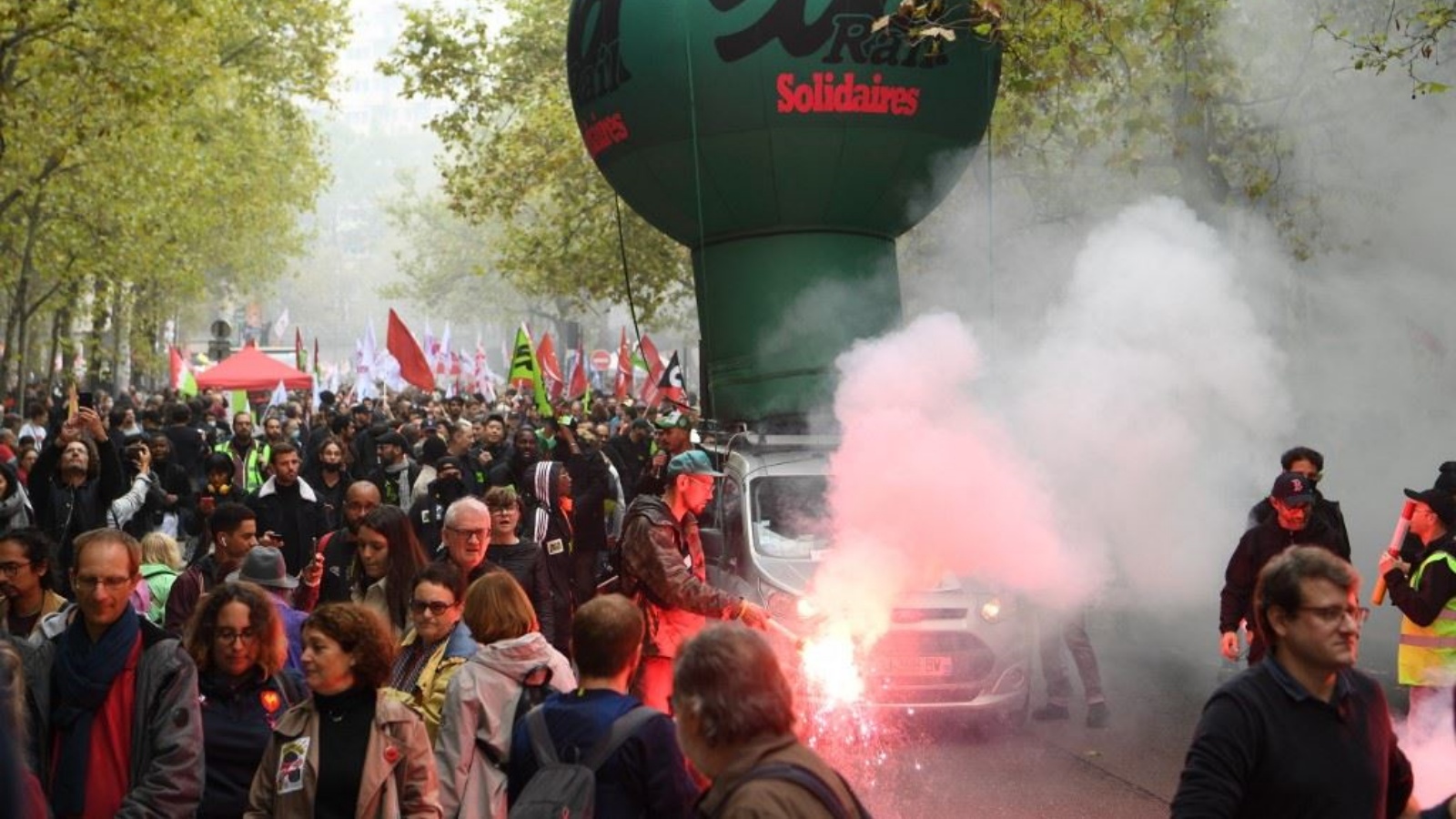 متظاهرون خلال مسيرة في باريس بعد دعوات إلى إضراب في فرنسا 18 أكتوبر 2022