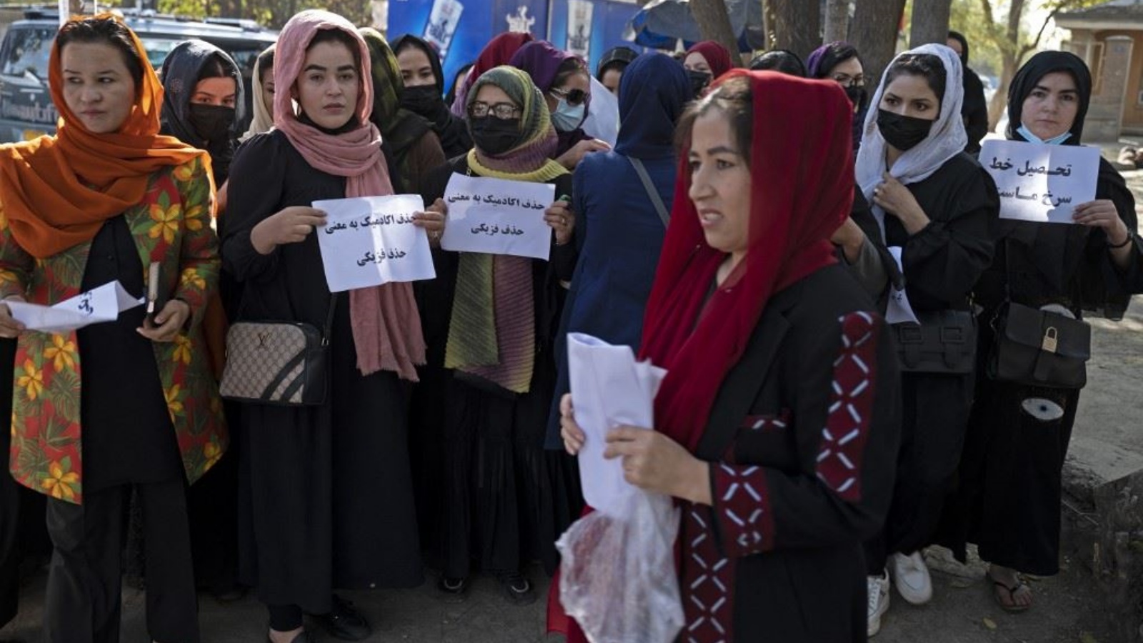 أفغانيات خلال تظاهرة أمام جامعة كابول في كابول أكتوبر 2022