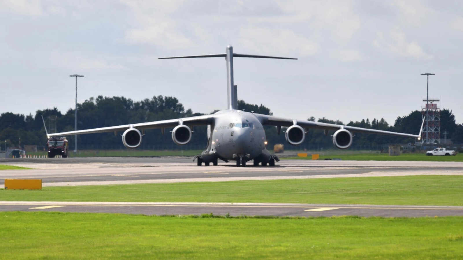 طائرة تابعة لسلاح الجو الملكي البريطاني طراز بوينغ سي-17 غلوبماستر 3 في قاعدة برايز نورتون الجوية بجنوب إنكلترا في 18 أغسطس 2021 