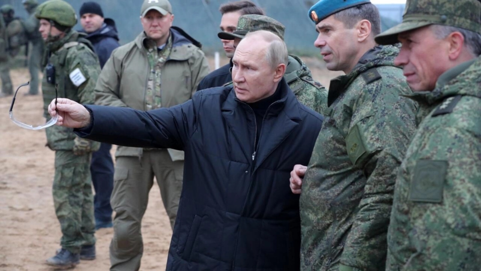 الرئيس الروسي فلاديمير بوتين بالجنود خلال زيارته لمركز تدريب عسكري 20 أكتوبر 2022
