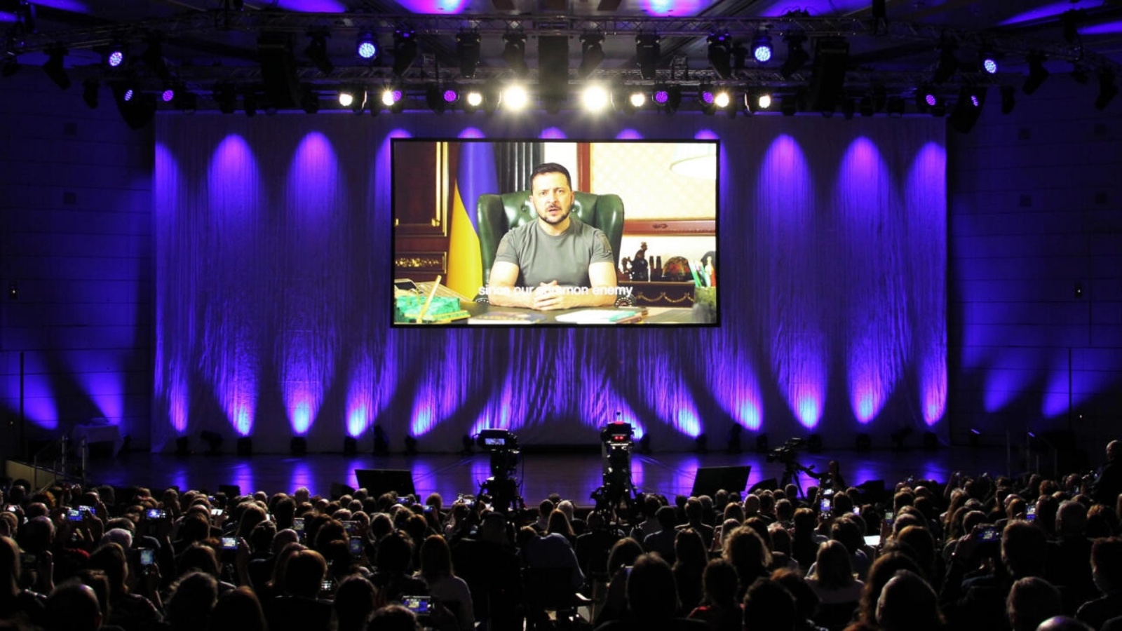 الرئيس الأوكراني فولوديمير زيلينسكي يتحدث إلى قاعة زوار في معرض الكتاب في فرانكفورت في 20 أكتوبر 2022