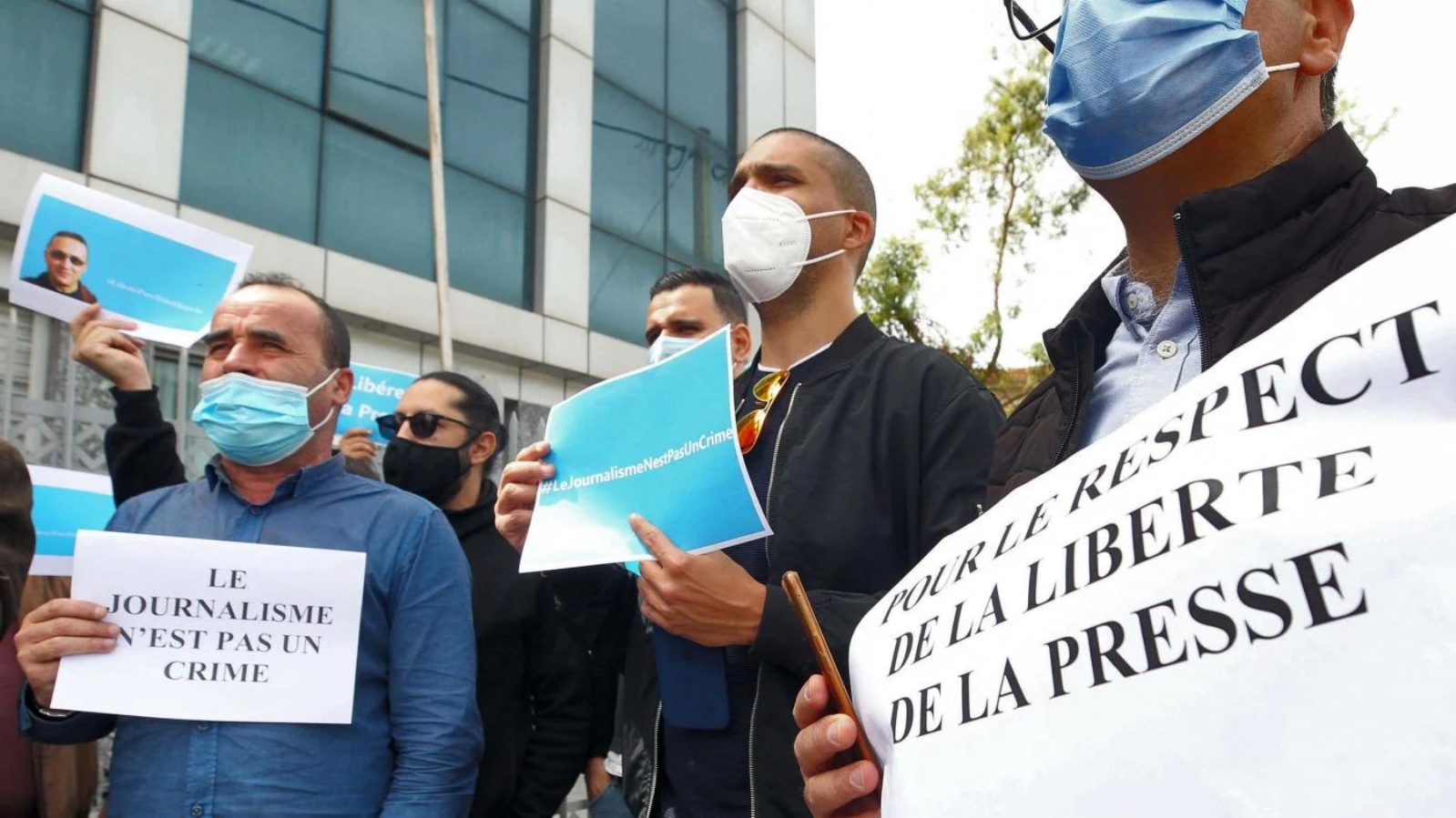 مظاهرة أمام مقر صحيفة ليبرتي الناطقة بالفرنسية في إحدى ضواحي العاصمة الجزائرية في 25 أبريل 2021
