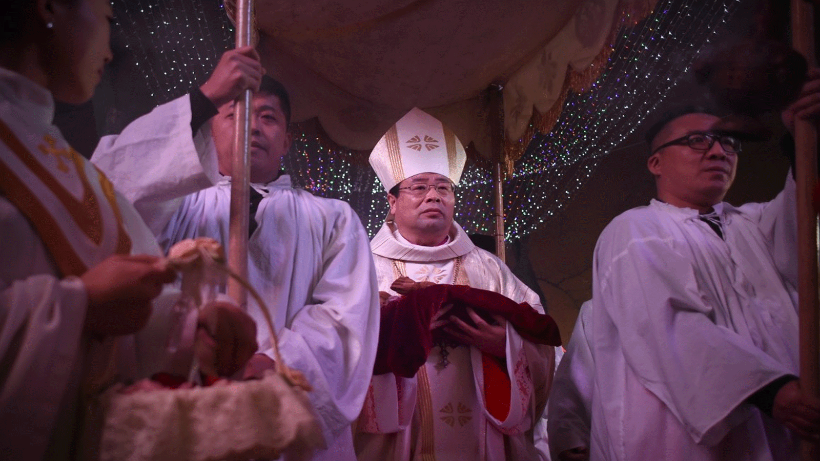 رئيس الأساقفة جوزيف لي شان (في الوسط) يحضر قداس عشية عيد الميلاد في كنيسة كاثوليكية في بكين في 24 ديسمبر كانون الأول\2015.