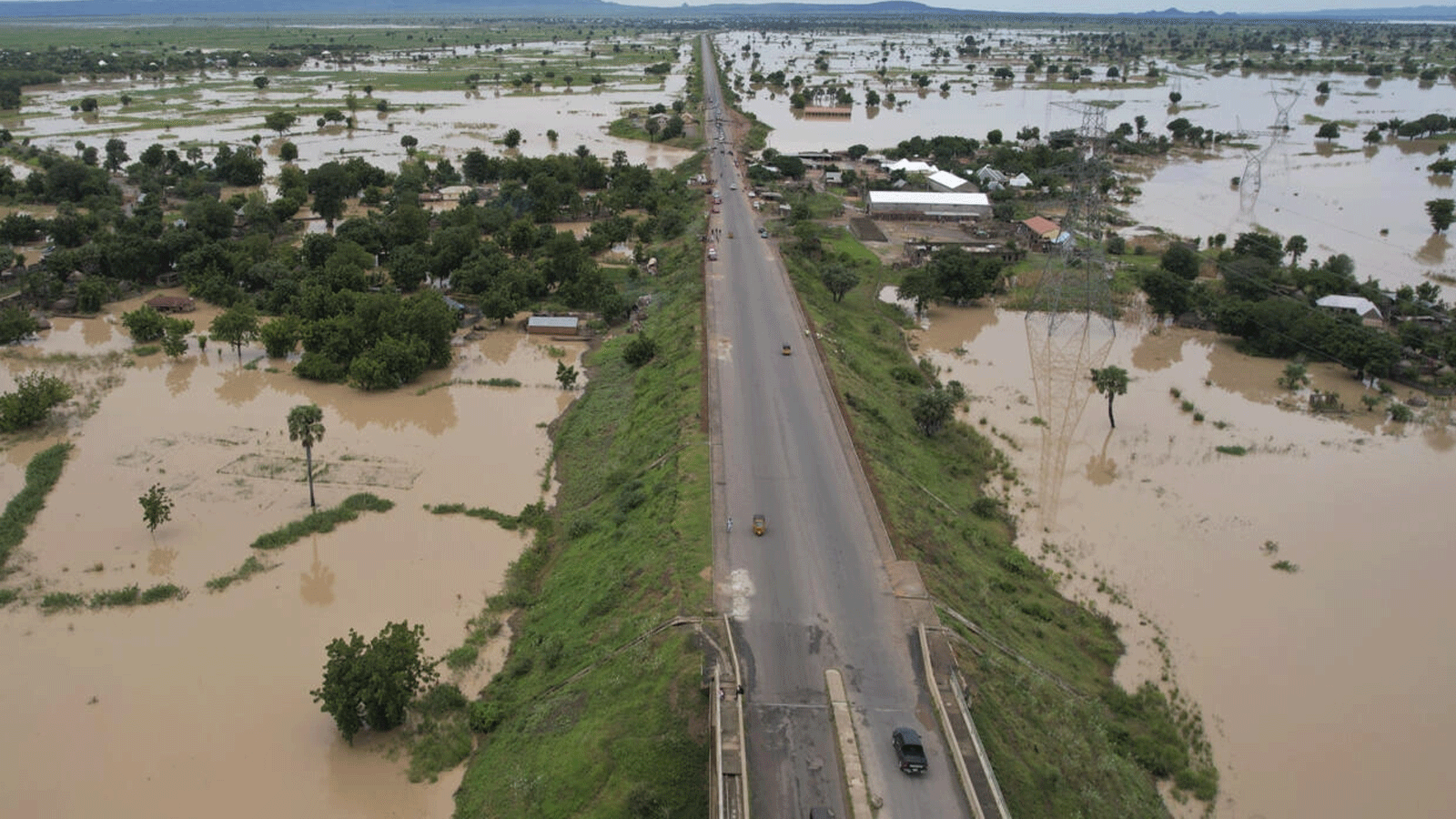العديد من الولايات في نيجيريا تواجه فيضانات دمرت الأراضي الزراعية وشردت أكثر من مليون شخص