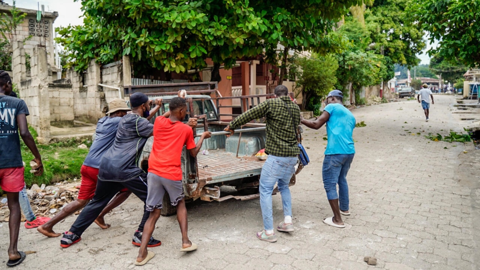 متظاهرون يستخدمون شاحنة لإغلاق شارع في جنوب هايتي في 9 أغسطس 2022 