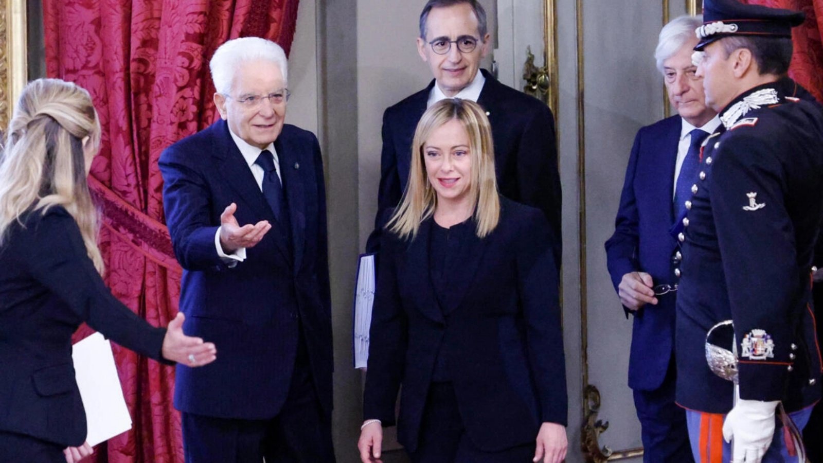 الرئيس الإيطالي سيرجيو ماتاريلا مستقبلاً رئيسة الوزراء الجديدة جورجيا ميلوني لدى وصولها إلى القصر الرئاسي في روما في 22 أكتوبر 2022