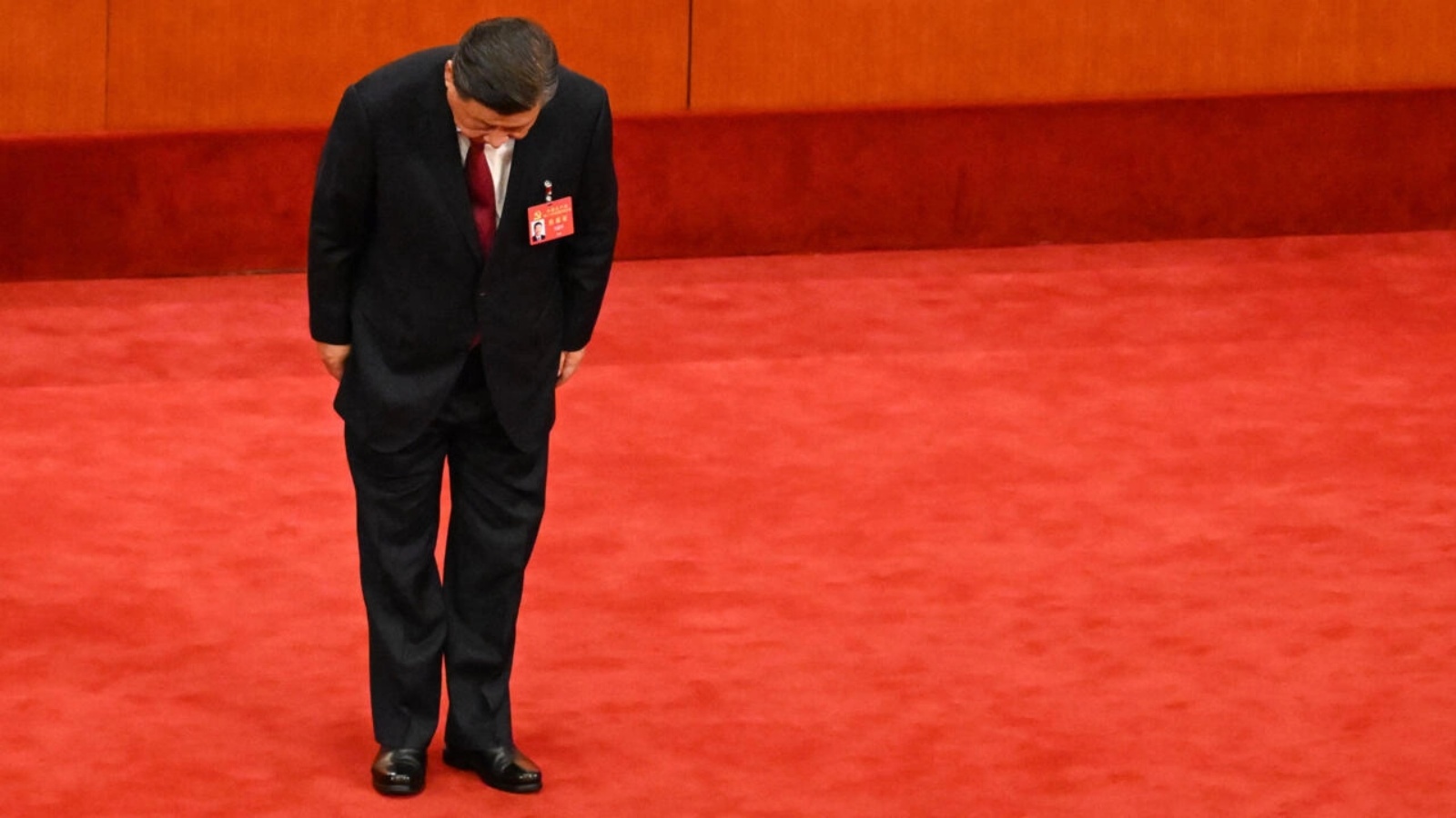 الرئيس الصيني شي جين بينغ ينحني خلال الجلسة الافتتاحية للمؤتمر العشرين للحزب الشيوعي الصيني في قاعة الشعب الكبرى في بكين في 16 أكتوبر 2022