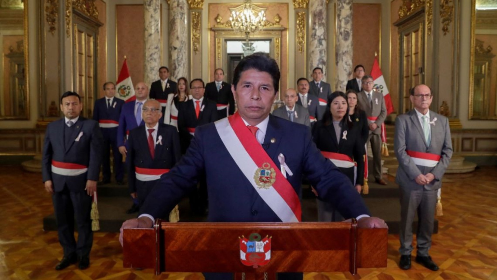 الرئيس البيروفي بيدرو كاستيلو يسلم رسالة إلى الأمة من قصر الحكومة برفقة فريقه الوزاري في ليما في 19 أكتوبر