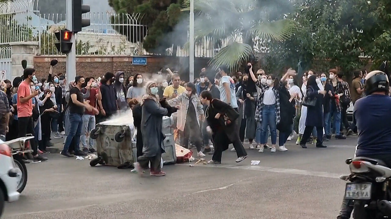 جانب من الاحتجاجات المستمرة في مدن إيرانية عدة 