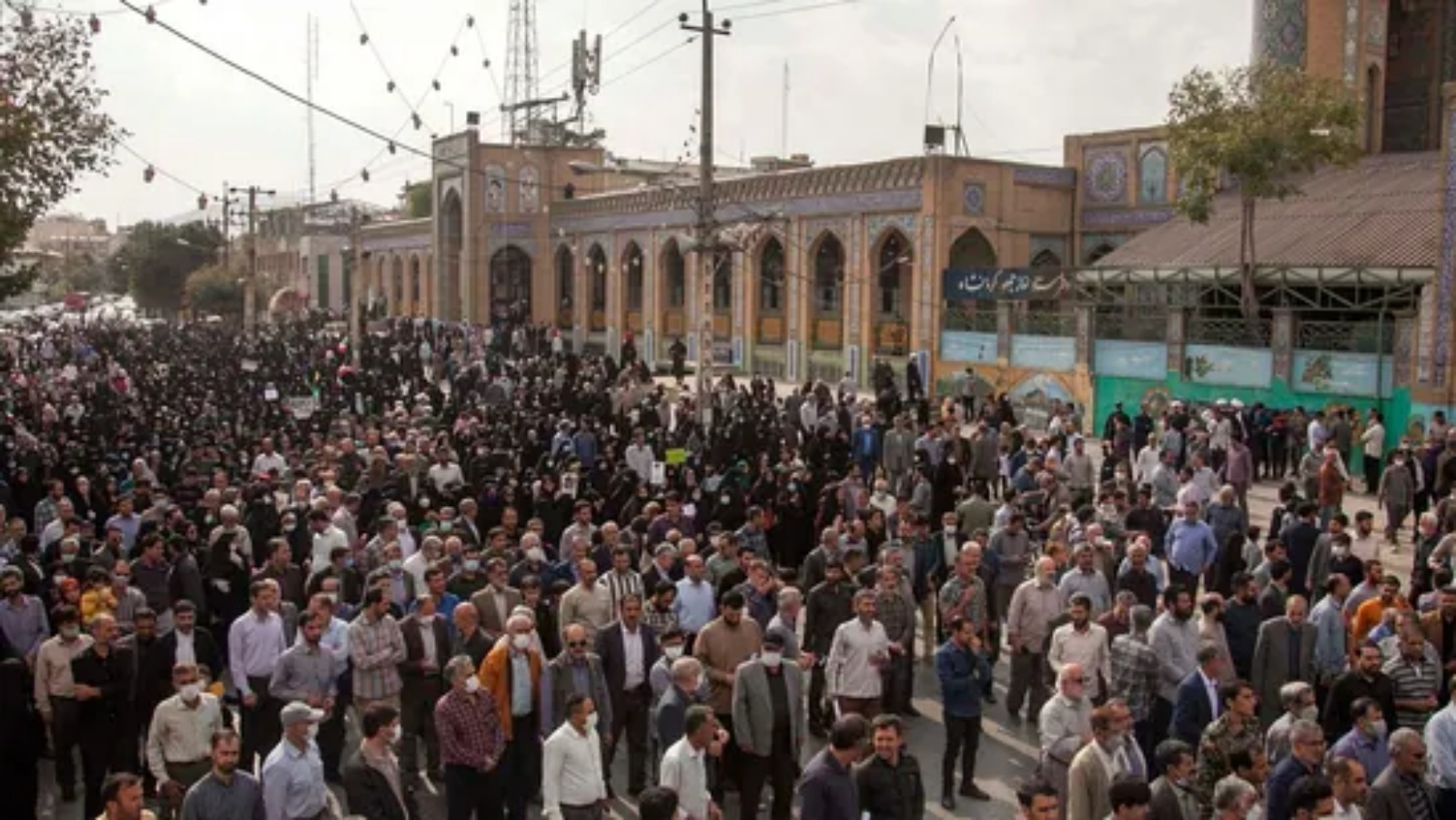 متظاهرون إيرانيون خلال تظاهرة في طهران