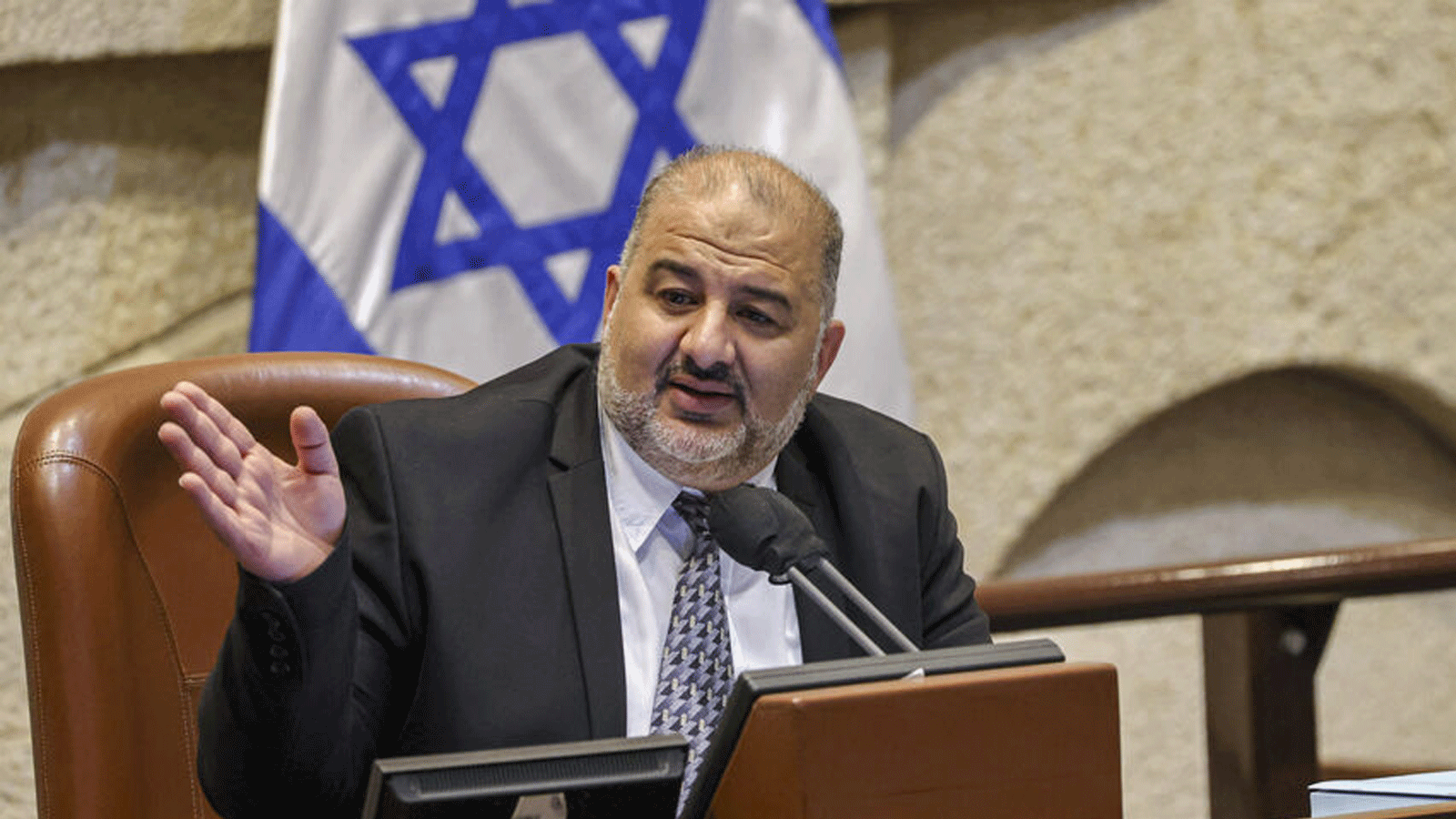 منصور عباس، رئيس حزب التجمع الإسلامي المحافظ في إسرائيل، يتحدث بصفته نائب رئيس الكنيست خلال جلسة مكتملة النصاب حول ميزانية الدولة في 2 أيلول\سبتمبر 2021