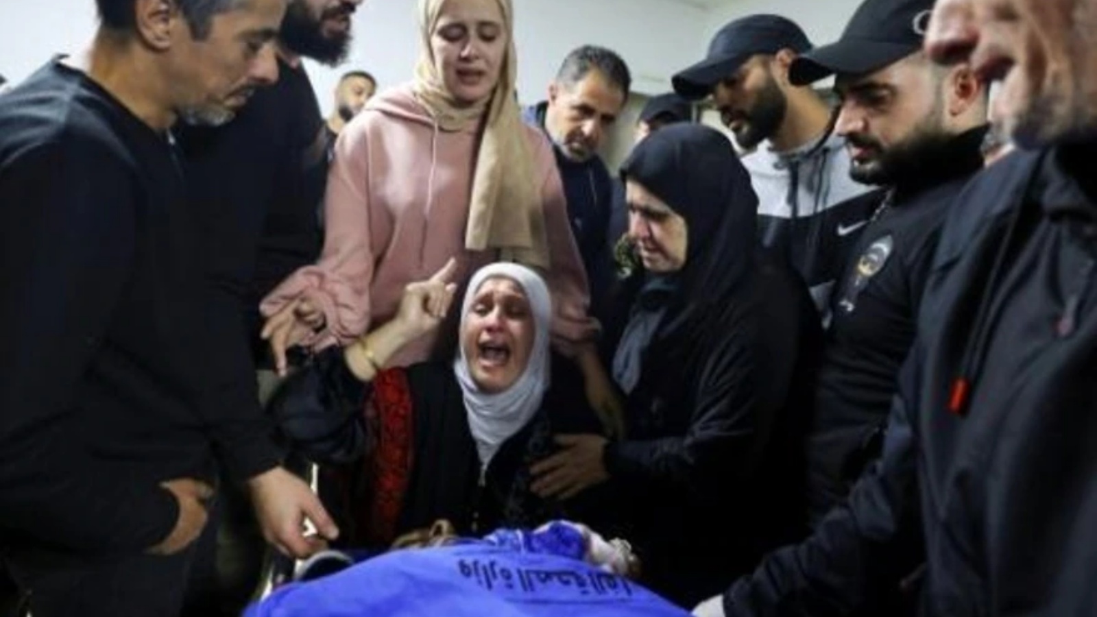 والدة الناشط الفلسطيني تامر الكيلاني (33 عامًا) تلقي نظرة الوداع على جثمان نجلها في مستشفى رفيديا المحلي وكان الكيلاني قتل في انفجار عبوة ناسفة في البلدة القديمة في مدينة نابلس في الضفة الغربية المحتلة في 22 أكتوبر 2022