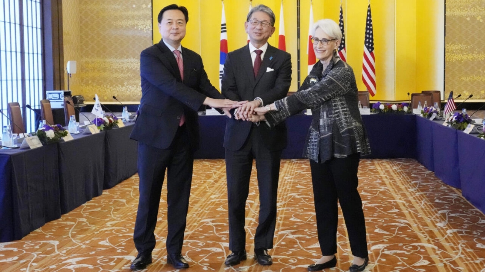 مساعد وزير الخارجية الياباني تاكيو موري متوسطاً نظيره الأميركية ويندي شيرمان والكوري الجنوبي تشو هيون دونغ قبيل محادثات في طوكيو في 26 أكتوبر 2022 