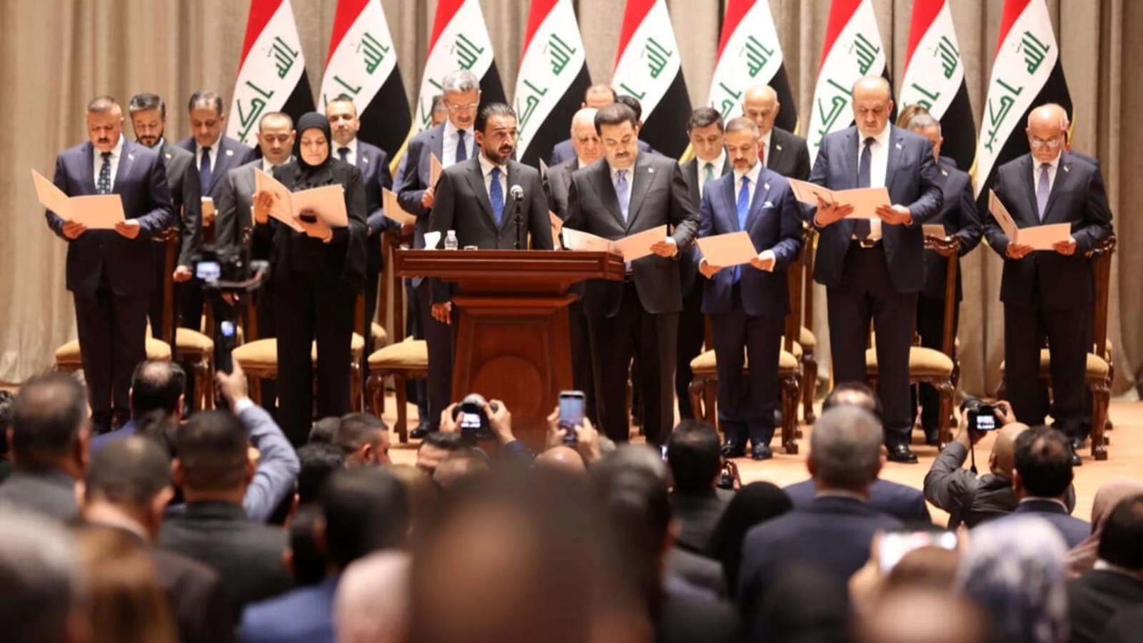 صورة موزعة من البرلمان العراقي تظهر رئيس الحكومة الجديد محمد السوداني ووزائه إلى جانب رئيس البرلمان محمد الحلبوسي خلال جلسة منح الثقة في 27 أكتوبر 2022 في بغداد
