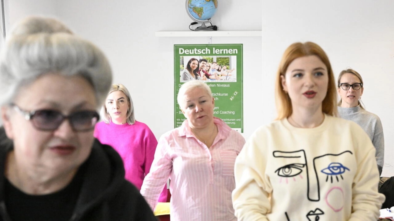 نساء أوكرانيات تتعلمن اللغة الألمانية ضمن دورة تهدف إلى مساعدتهن على الاندماج