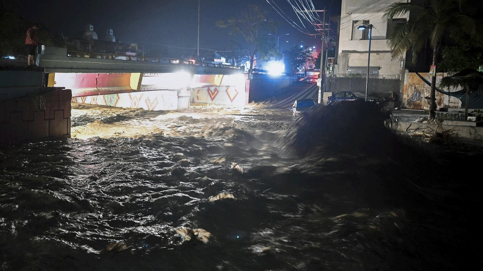 شارع في بويرتو فالارتا، خاليسكو، المكسيك، يغرق في المياه أثناء وصول إعصار روسلين يوم الأحد 23 تشرين الأول\أكتوبر 2022.